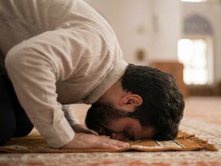 تفسير حلم البكاء اثناء السجود