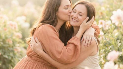 تعبير فني عن تفسير حلم امرأة تحضنني وتقبلني في المنام والود