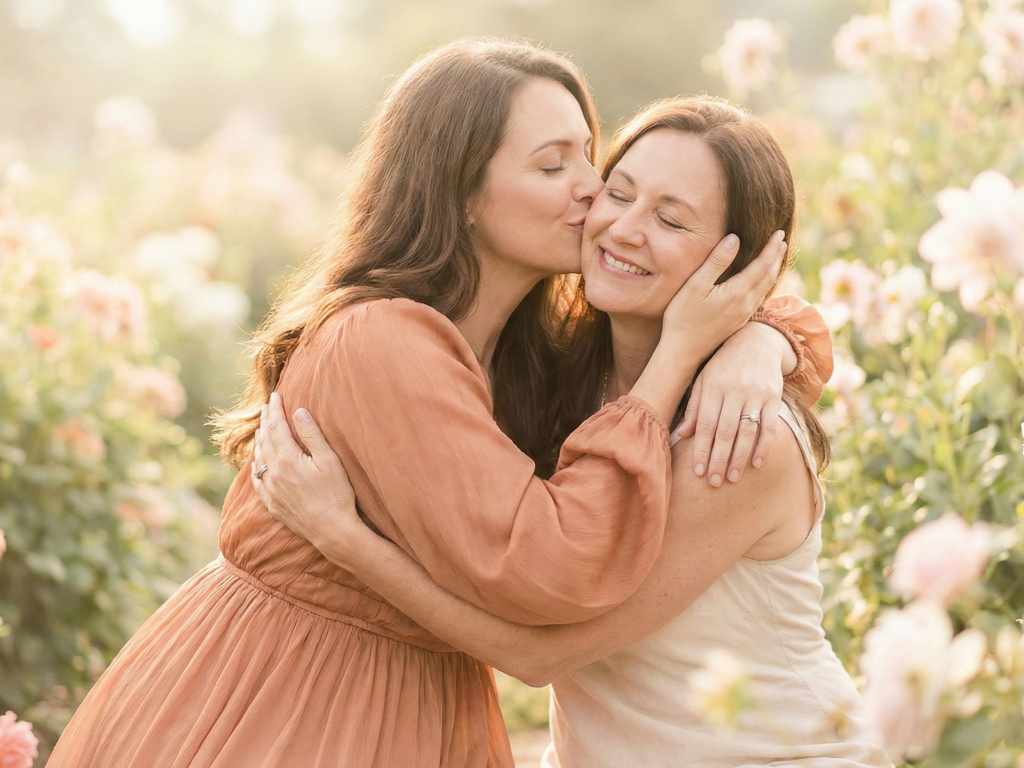 تعبير فني عن تفسير حلم امرأة تحضنني وتقبلني في المنام والود