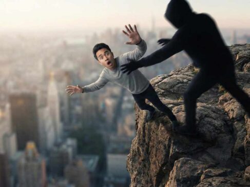 تفسير حلم شخص يدفعني من مكان عالي في المنام