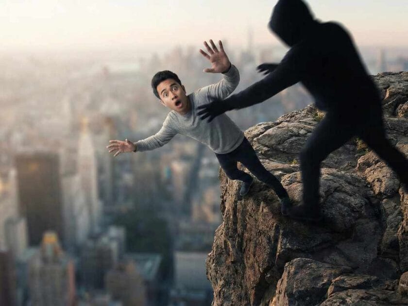 تفسير حلم شخص يدفعني من مكان عالي في المنام