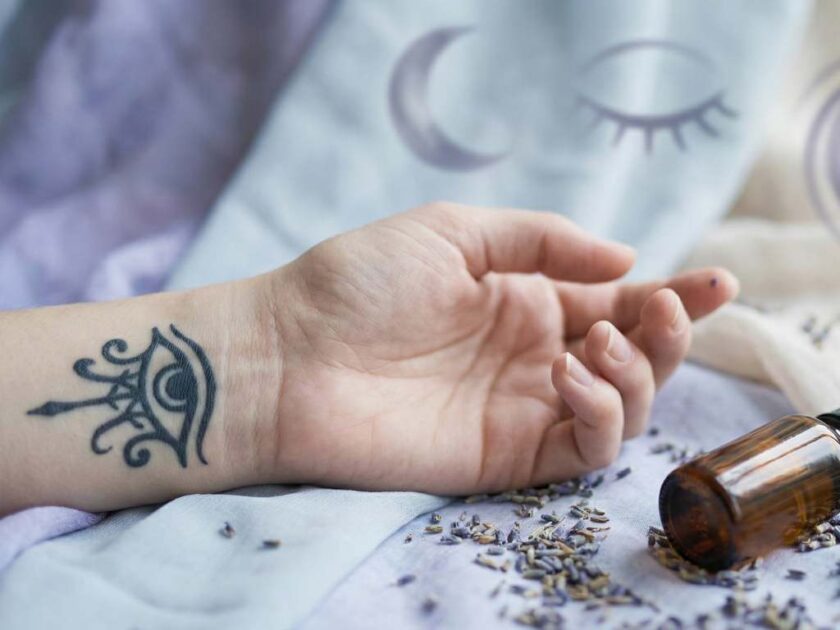 تفسير حلم الوشم على اليد اليسرى