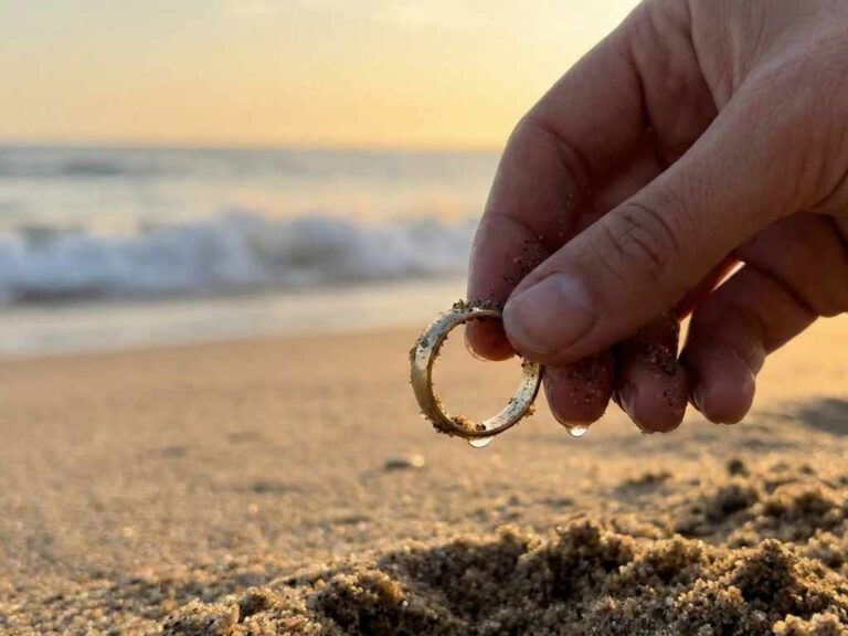 تفسير حلم ضياع الذهب ثم إيجاده: دلالة عودة المطلقة والرزق المنسي (2026) تفسير حلم ضياع الذهب ثم إيجاده