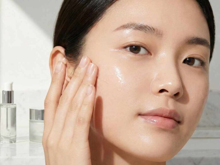 روتين العناية بالبشرة الزجاجية 2026: الخلطة الكورية السرية لنضارة فورية روتين العناية بالبشرة الزجاجية